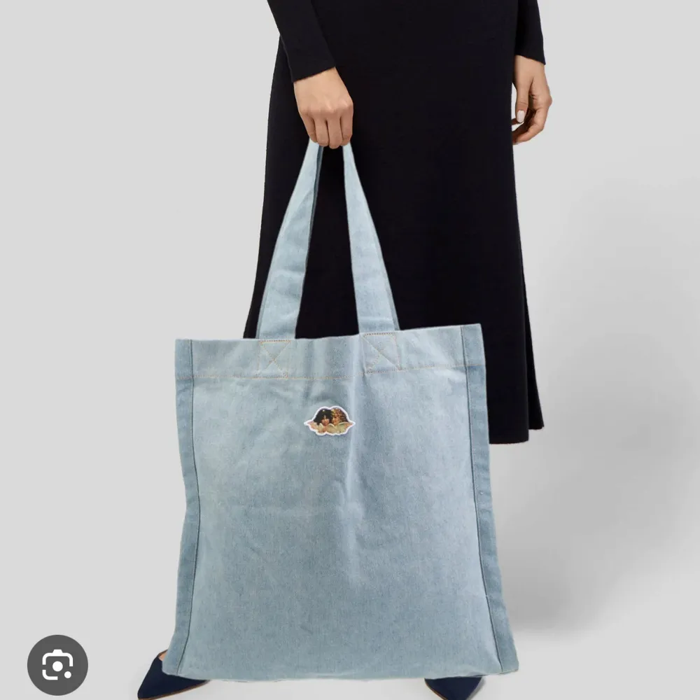 En snygg slutsåld denim tote från fiorucci i gott skick. Ny pris ca 800kr . Laukut & Käsilaukut.