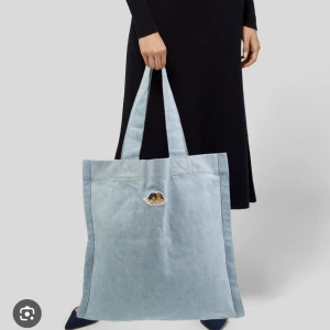 Denim totebag från Fiorucci - En snygg slutsåld denim tote från fiorucci i gott skick. Ny pris ca 800kr 