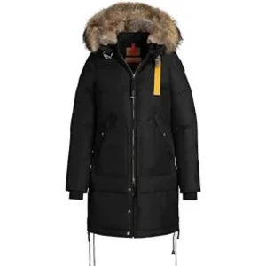 Parajumper jacka  - Snygg svart parkajacka från Parajumpers med pälsdetalj på huvan. Jackan har dragkedja och knappar framtill samt praktiska fickor. Perfekt för kalla dagar med sin långa design och varma material. Nyligen köpt och inga defekter. Skriv privat för fler bilder. Pris kan diskuteras. 