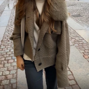 Meotine kappa - Snygg grön/brun meotine kappa med pälsdetalj på kragen. Storlek Xs/S. Möts upp i Göteborg💖
