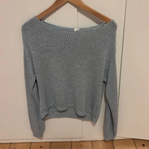 Ljusblå stickad tröja från NLY Trend - Säljer en ljusblå stickad tröja från NLY Trend. Tröjan har en avslappnad passform med långa ärmar och en bred halsringning. Perfekt för kyligare dagar.