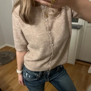 Beige kofta från 157 - Endast provad!!! Helt sprillans ny skit trendig kofta från lager157, aldrig använd då jag råkade köpa dubbletter. Jättemjukt och skönt material 🤍Lappen sitter kvar därav priset!