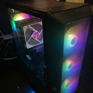 Gamingdator med RGB-belysning - Säljer en gamingdator med ett Zalman-chassi. Datorn har RGB-belysning på fläktarna som ger en cool ljuseffekt. Den är utrustad med en kraftfull kylfläkt och ett 600W nätaggregat AMD ryson 7 5700G cpu mm .Perfekt för gaming och andra krävande uppgifter.