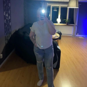 Grå t-shirt från H&M - Säljer en klassisk grå t-shirt från H&M i storlek M. T-shirten är tillverkad i en mjuk bomullsblandning och har korta ärmar. Perfekt basplagg för alla tillfällen.