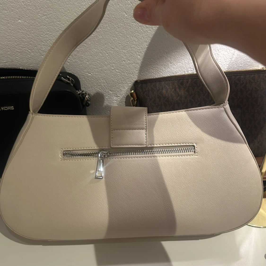 Beige axelväska med spänne - 3