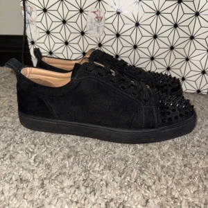 Christian Louboutin  - Säljer mina loubs, skick 8/10. Använt ca 10 gånger, det ändå dåliga är att en tagg har ramlat av med det medföljer nya i köpet🙌