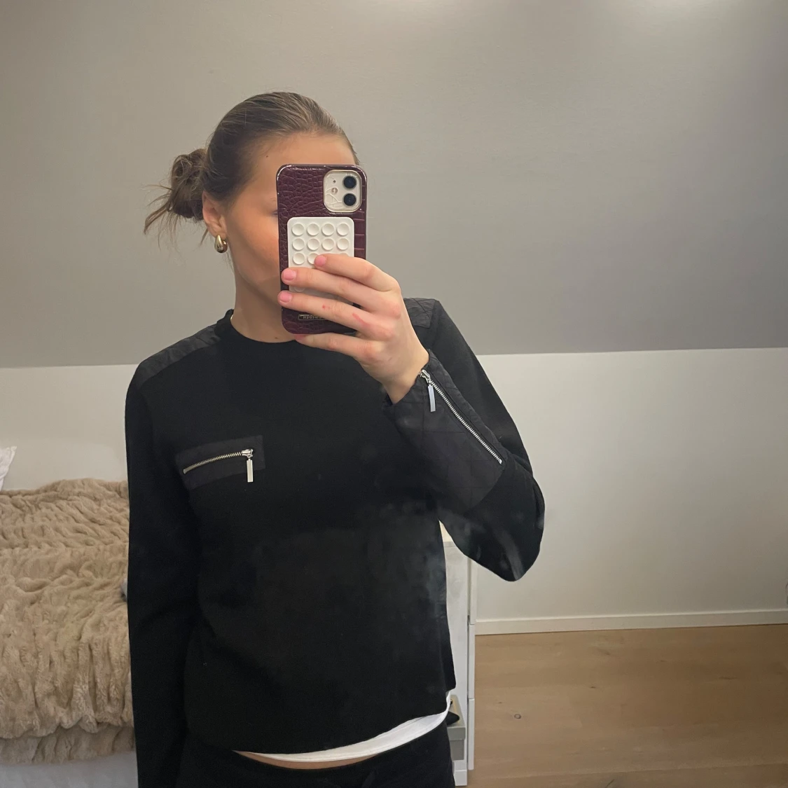 Svart tröja med dragkedjor från Gestuz 