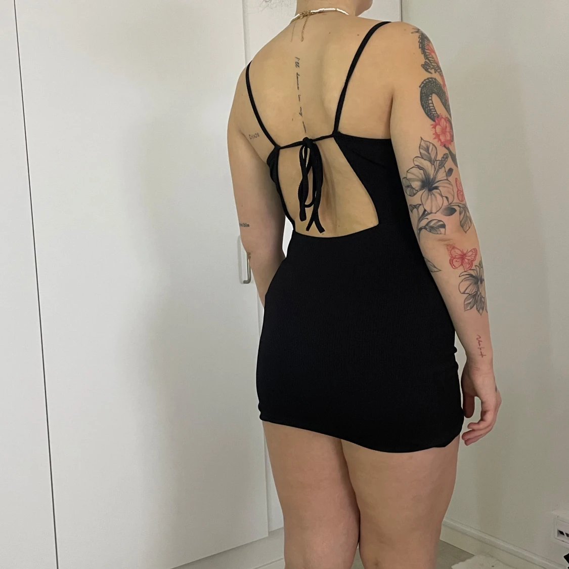 Svart ribbad klänning - 3