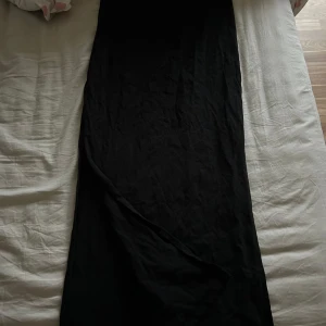 Svart lång kjol  - Elegant svart långklänning perfekt för speciella tillfällen. Klänningen har en klassisk och tidlös design som passar många olika stilar.