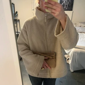 Beige teddyjacka  - Teddyjacka från HM, supermysig!! Storlek L men sitter som en vanlig S