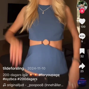 Blå ärmlös topp med knytdetalj - Snygg blå ärmlös topp med unik knytdetalj i midjan. Prislappen kvar!❤️‍🔥stor i storleken. Jag brukar ha s/m i zaras toppar då jag oftast tycker dom är små i storleken 