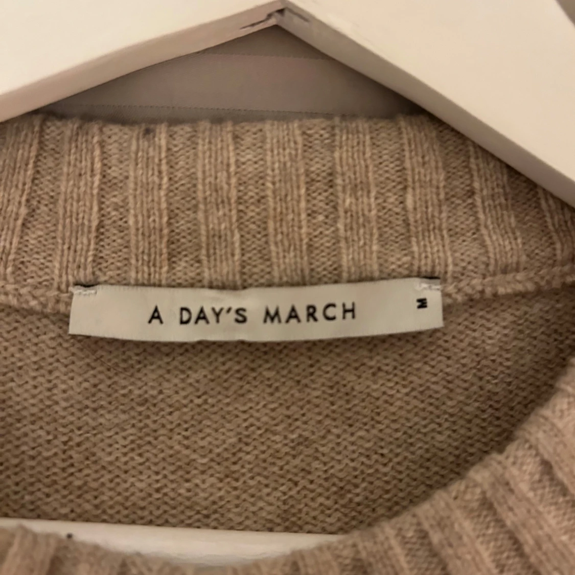 Beige stickad tröja från A Day's March - 1