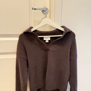 Stickad V-ringad tröja - Brun v-ringad tröja från Monki i storlek XS. Knappt använd💕
