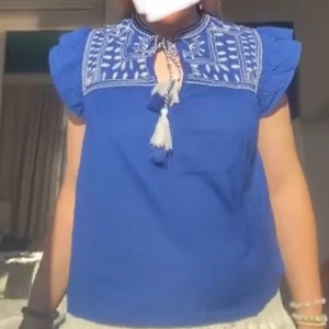 Blå blus till sommarn - Säljer min fina blus, köpt i Polen 