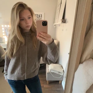 Beige stickad hoodie - Säljer den här stickade hoodin från lindex i xs💕