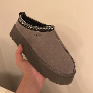Uggs tasman - Uggs tasman gråa använda fåtal gånger ny pris ca 1500kr skriv vid frågor/funderingar