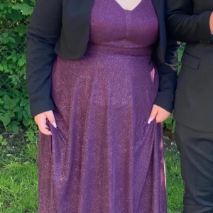 Balklänning eller festklänning - Super fin balklänning från L&S gjord av altanight. Lila med smått glitter över hela. Använd en gång sen förvarad inplastad så är i nyskick. Storlek 50 och var normal i storleken.  Köpt för 1500kr och säljer för 600kr Priset går att diskutera vid snabb och smidig affär. Funkar också som festklänning. Klänningen är av bra kvalité och bra tyg där inget är genomskinligt. Vadderade kupor så bh behövs inte. Mått kan ges om det önskas.