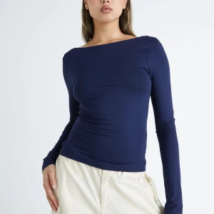 Mörkblå långärmad topp från gina tricot - Snygg mörkblå långärmad topp med en tight passform. Perfekt för en stilren look. Tillverkad i ett mjukt och stretchigt material som ger en bekväm känsla hela dagen. 💞