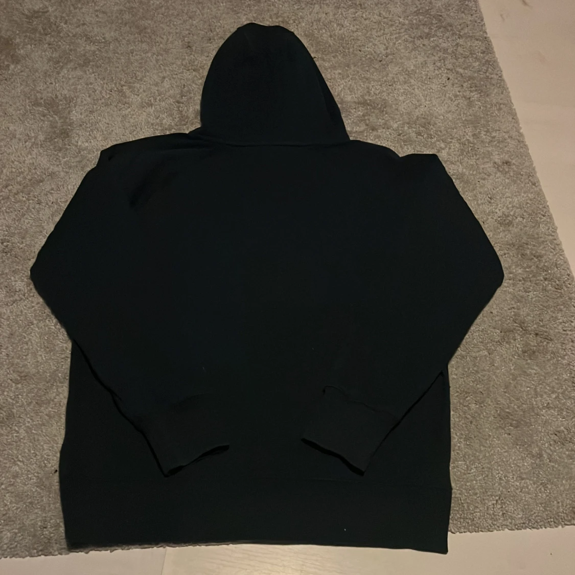 En snygg mörkblå hoodie, Norrland, SQRTB company - 3