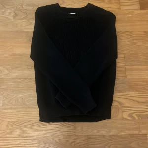 Svart tröja från Zara - Säljer en svart tröja från Zara. Väldigt snygg design och passar bra till både jeans och chinos.