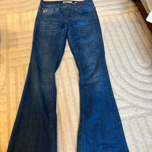 Lois jeans low bootcut  - Avklippta längst ner och har ingen lapp om storlek, passar mig som är S🙏🏽
