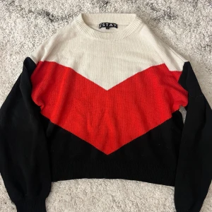 Tröja från Stay KS Alicia - Croppad tröja från Stay i akryl/bomull i strl M, men passar mig som är XS och även en S 🤍❤️🖤