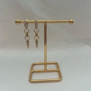 Örhängen  - Super snygg örhängen! Finns i guld men kan göra liknande i silver.  Köp för 109kr/st Eller 199kr/paret. Modell 129 Smyckes ställningen finns även att köpa för 299kr!