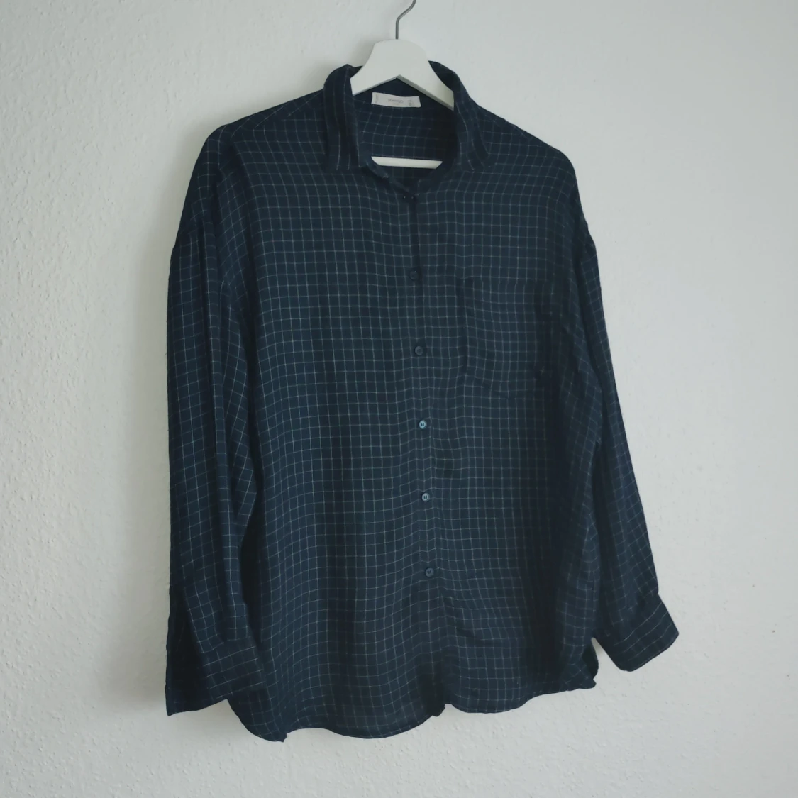Mörkblå rutig skjorta från Mango