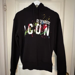 Dsquared2 hoodie - Säljer en svart hoodie från Dsquared2 med färgglatt tryck och texten 'ICON' på framsidan. Köpte den från miinto.se men har inte kvitto. Äkta.