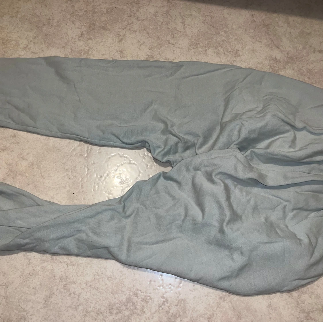 Ljusblå byxor med broderad text grönaktig färg - 1