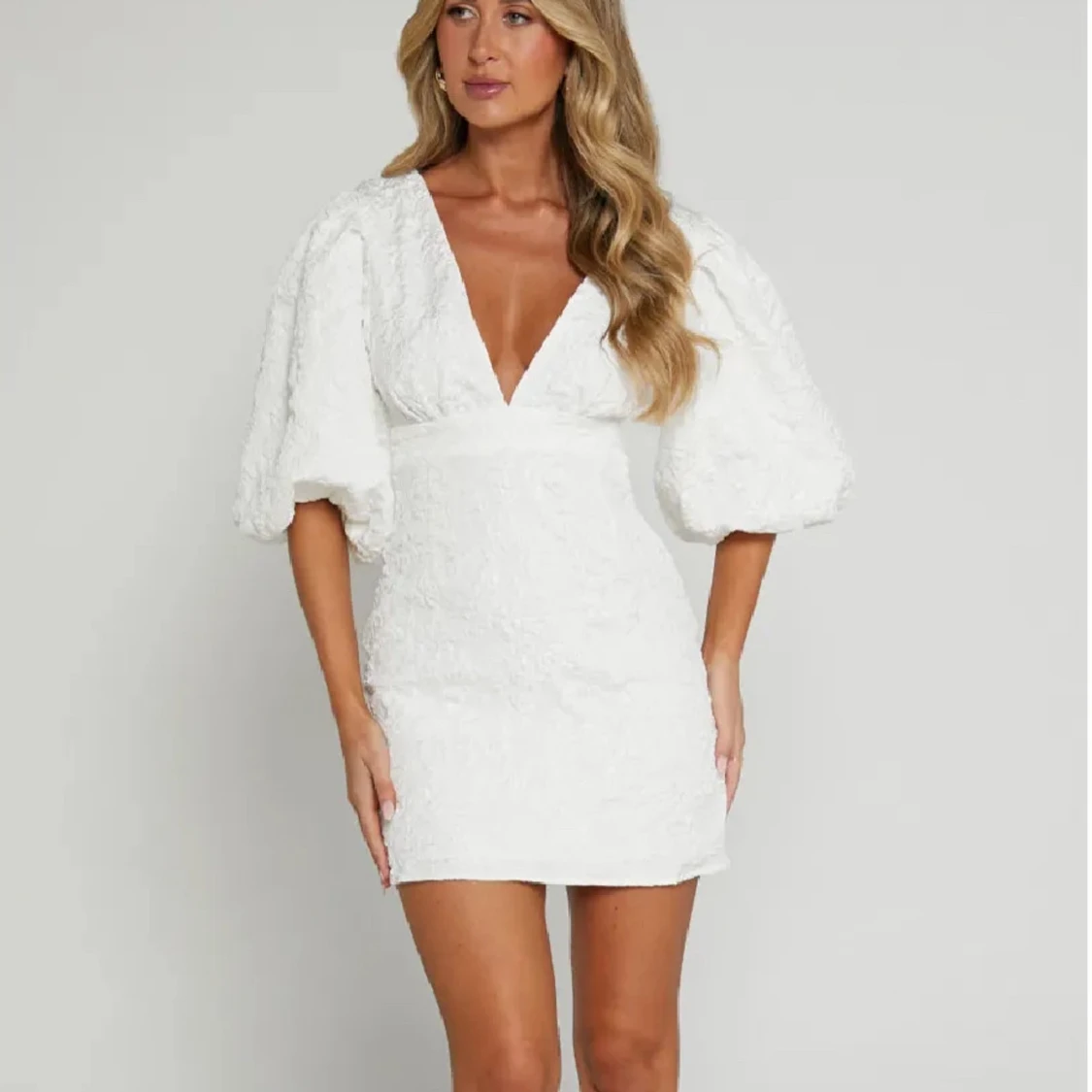 Vit kortklänning med puffärmar