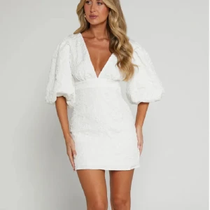 Vit kortklänning med puffärmar - Säljer den populära klänningen från Showpo. Endast testad och har kvar prislappen samt lrdginal förpackningen. Snygg vit kortklänning med djup v-ringning och puffiga ärmar. Perfekt för studenten. Storlek 38🤍