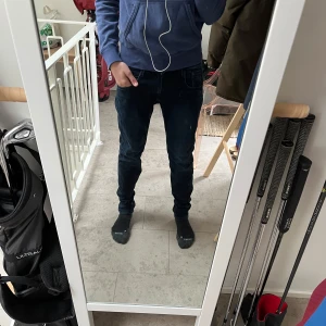 Mörkblå replay anbass jeans - Ett par stilrena jeans från replay, väldigt mörk blå färg. Inga synliga skador på jeansen. Skiclet är använt men inte slitet. Kontakta vid minsta fundering