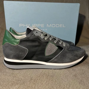 Philippe model TRPX - Snygga Philippe model HELT NYA | Box ingår | Storleken är 42 kan passa lite större, vid osäkerhet kan jag fixa innermått | Hör av er vid frågor eller funderingar!