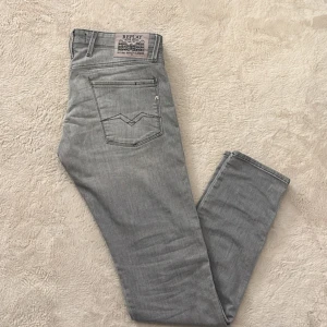Grå Replay Anbass jeans - Snygga grå jeans från Replay, modell Anbass. De har en klassisk femficksdesign och en knappgylf. Perfekta för en stilren look. Hör av dig vid funderingar och pris kan diskuteras vid snabb affär mvh Malte.202
