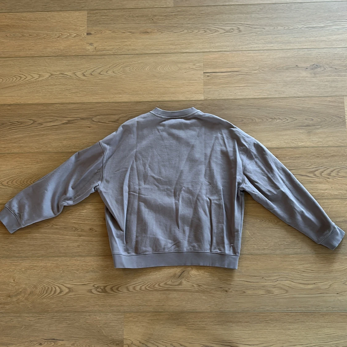 Grå/lila sweatshirt med tryck - 1