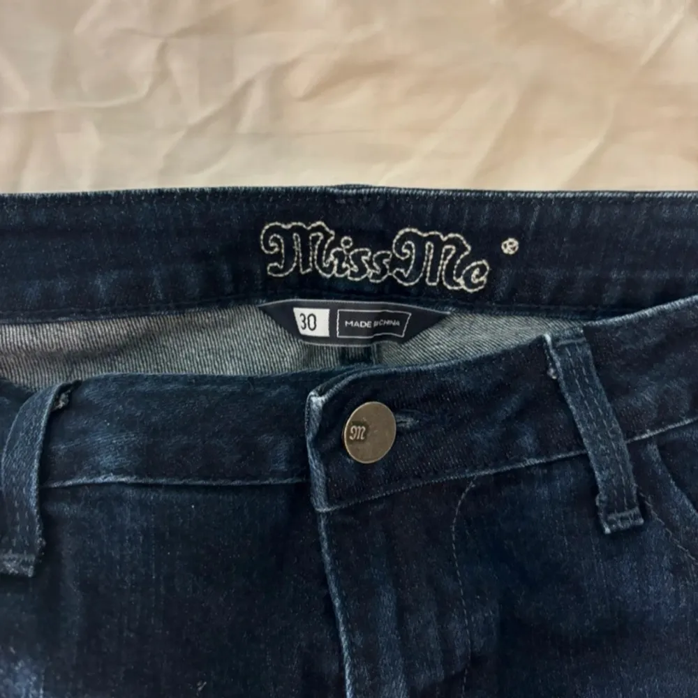 low rise bootcut miss me jeans från modellen