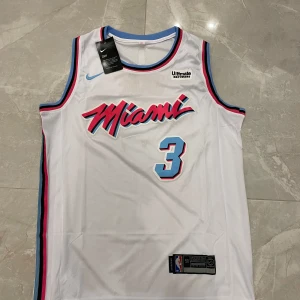 Miami heat  - Storlek L , skick 10/10 aldrig använd, har ni frågor så är det bara att höra av sig 😁