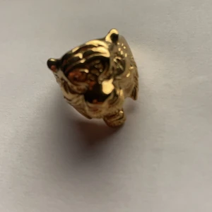 Guldpläterad ring tigerhuvud - Snygg guldfärgad ring med ett detaljerat tigerhuvud. Perfekt för att ge en djärv touch till din stil. Ringen har en glänsande yta som fångar ljuset fint.