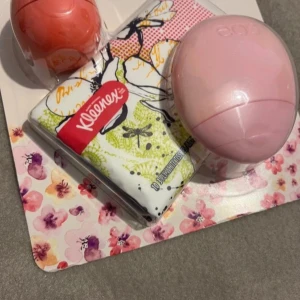 Eos Limited Edition Set - Eos limited edition set med en rosa handkräm och ett korallfärgat läppbalsam. Perfekt för att hålla huden mjuk och läpparna återfuktade. Inkluderar även ett paket Kleenex näsdukar i en blommig förpackning.