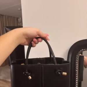 Zara väska  - Säljer min Zara väska i bra skick, fraktas endast 💗