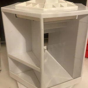 Smink låda/byrå  - En snygg smink låda med 3 våningar. Passar perfekt till någon som har en massa smink och som inte har plats för allt i rummet. Den är lite dammig men ska rengöras innan skick. 