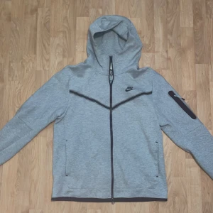 Nike tech - Säljer grå nike tech i storlek L för att den var lite för stor för mig för jag använder L men den var ganska så stor i storleken så har ingen användning av den. Pris kan diskuteras för vet inte helt vad den är värd nu för tiden