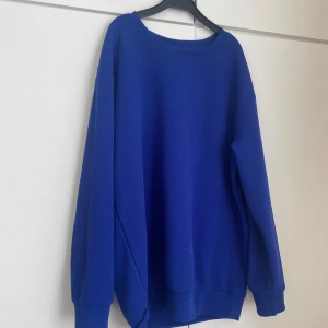 Mörkblå tröja - Säljer denna superfina mörkblåa tröjan då den tyvärr inte kommer till användning. Den är bara använd en gång förr och är i superbra skick. Priset kan diskuteras 💕💕