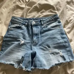 Så snygga jeansshorts med slitningar som tyvärr är för små för mig!💞