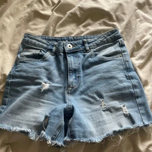 Snygga jeansshorts - Så snygga jeansshorts med slitningar som tyvärr är för små för mig!💞