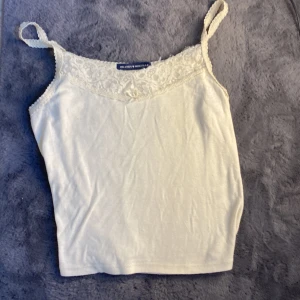 brandy Melville linne  - Brandy Melville linne i storlek xs/s. Linnet är använt några få gånger!! Säljer för att linnet är för litet!!😇