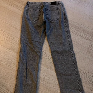 Lowwaist Jeans - Lågmidjade från New Yorker. Med ett hål vid låret. Jag är 174cm lång och dem är perfekt i längden på mig och de sitter jättefint! Fint skick!!!!  Köparen står för frakten! 😊