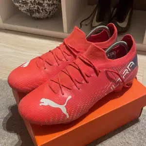 Jävligt feta Puma ultra fotbollskor i storlek 42. Nypris är 1500 och dom är mycket fint skick. Pris kan diskuteras, hör av vid minsta fundering😊