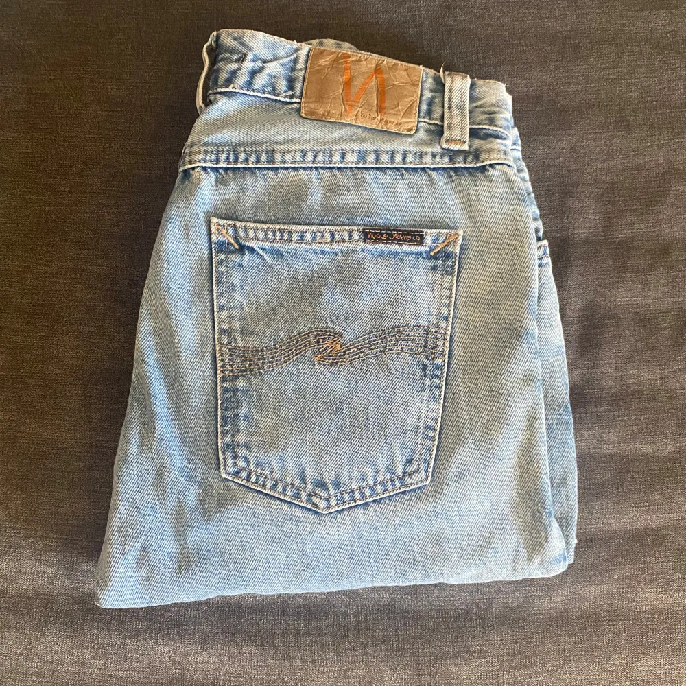 Säljer dessa sjukt feta Nudie Jeans, de är i storlek W31 L32. Modellen heter Gritty Jackson och sitter regular/slim. Skriv vid minsta lilla fundering och kom gärna med prisförslag.. Jeans & Byxor.